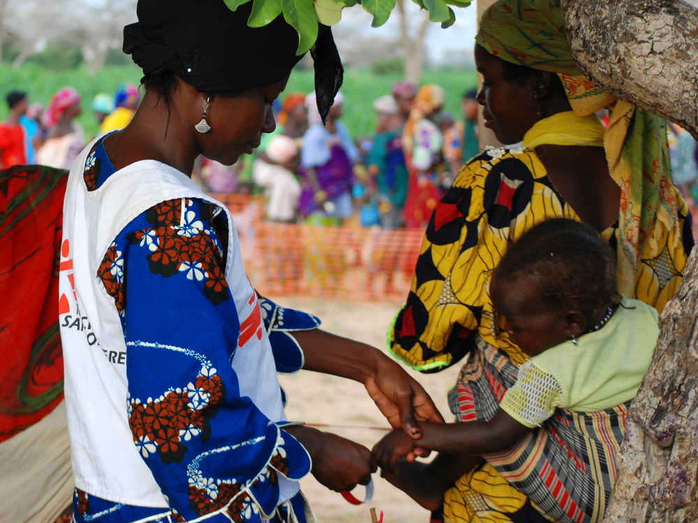 A Organização Mundial da Saúde (OMS) recomenta o tratamento ambulatorial para a desnutrição aguda grave, enquanto a ECHO (sigla para Emergency Children’ Helth Organisation) e as agências das Nações Unidas lançam o “Plano Sahel”, promovendo a expansão do tratamento da desnutrição aguda grave em toda a região. No Níger, as autoridades de saúde treinam 752 agentes de saúde para tratar as principais doenças da infância: malária, pneumonia, diarreia e desnutrição. Em Maradi, MSF dá início à distribuição preventiva de novos suplementos alimentares concebidos para atender às necessidades nutricionais específicas de crianças.
