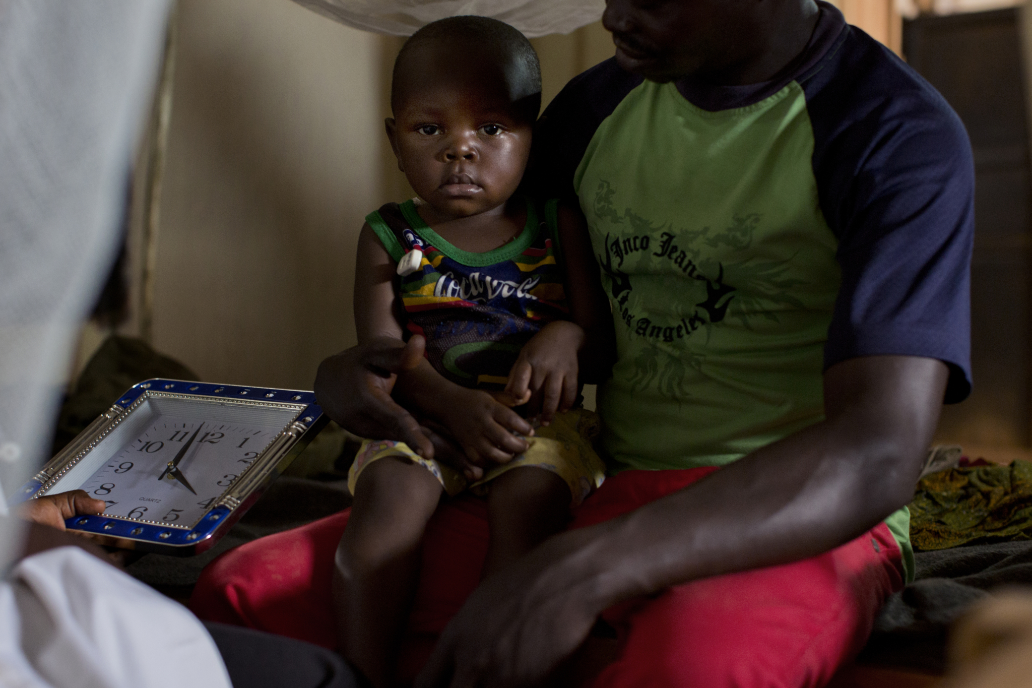 Mechac, este menino de dois anos de idade, foi encaminhado ao hospital de Zobia para receber tratamento para o primeiro estágio da doença do sono. Seu pai, Mabondane, ficou com ele durante toda a semana.