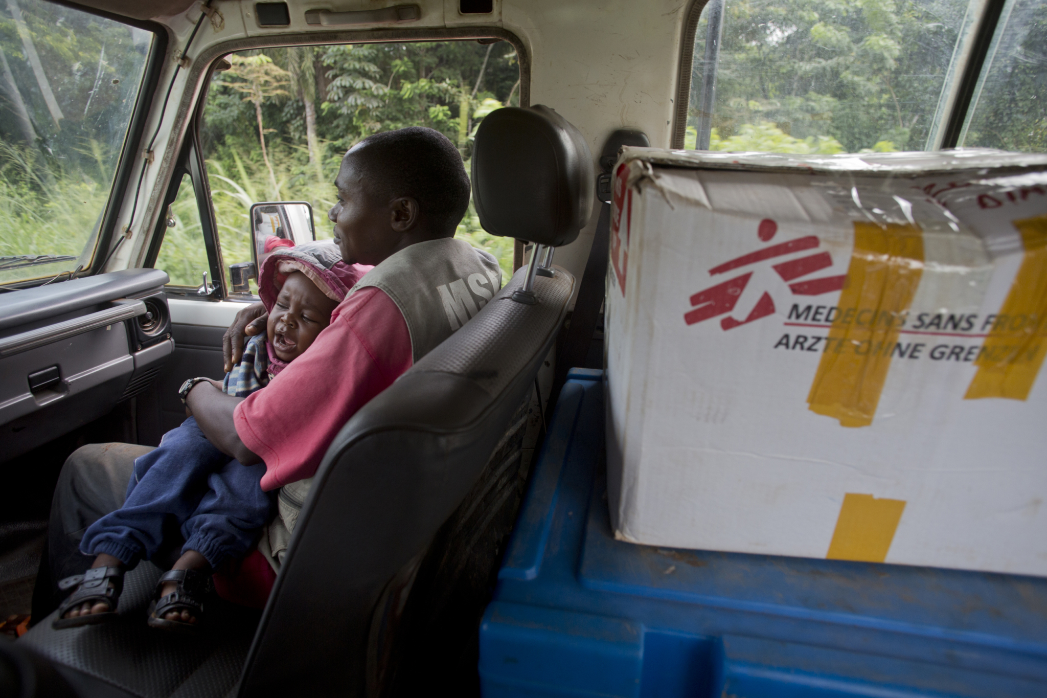 Após uma semana de tratamento, era hora de ir para casa. Como Mechac mora com sua família a 55 km da clínica, a equipe de MSF os levou de volta a Doromo. O menino, que não está acostumado a andar de carro, passou a maior parte do tempo chorando, com medo das curvas inesperadas e da estrada escorregadia.