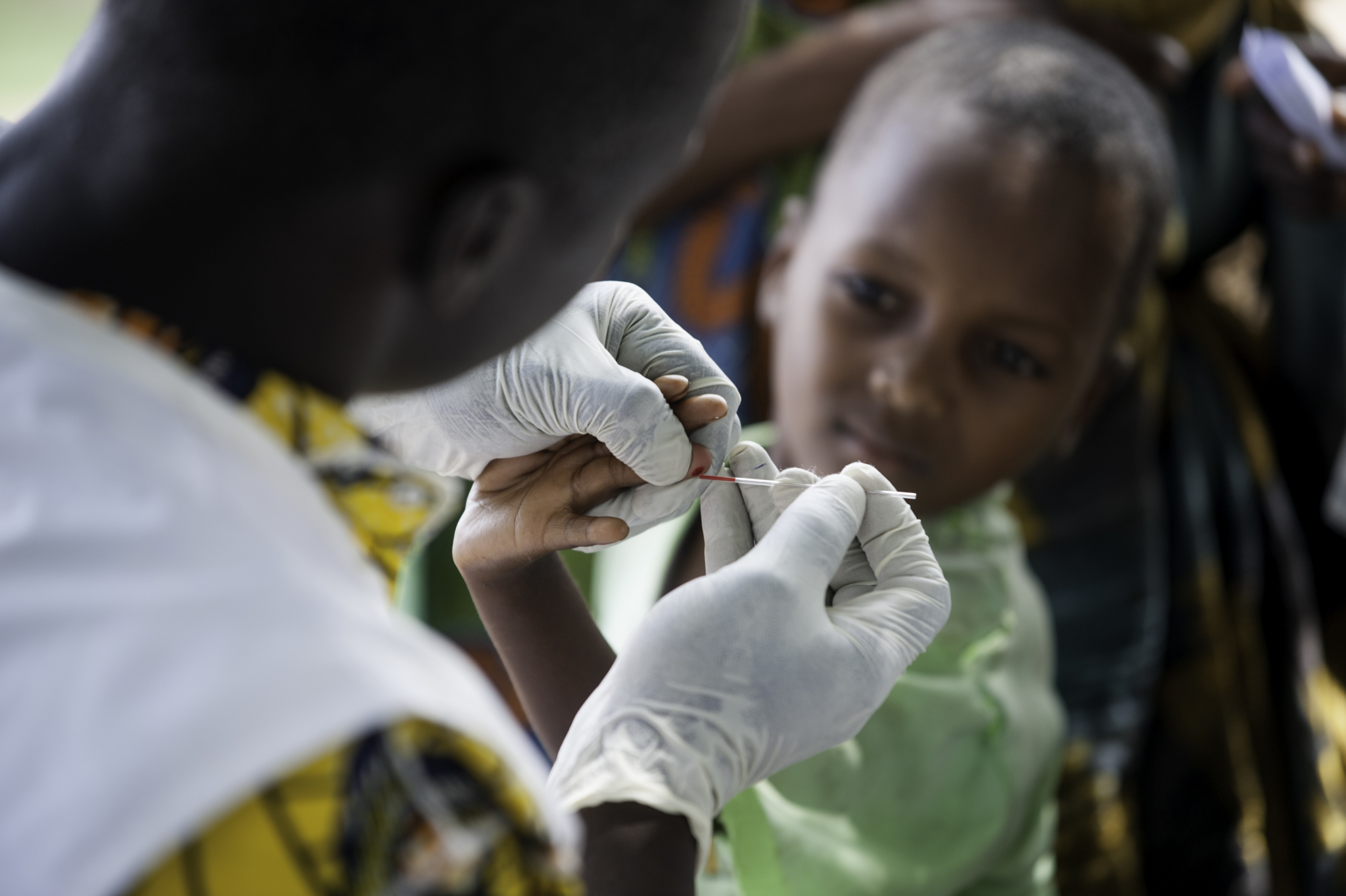 Uma amostra de sangue do garoto é coletada, como parte da campanha de exames para doença do sono .