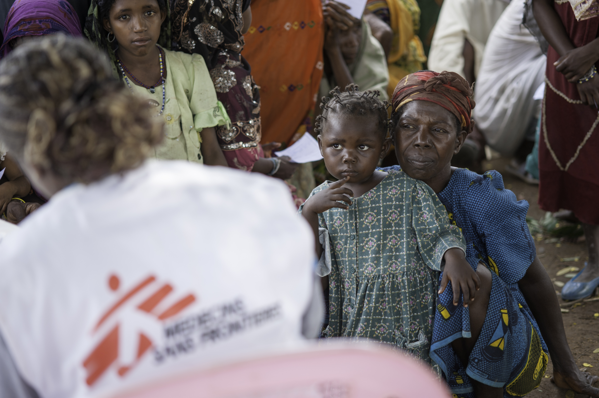 Moradores esperam para fazer o teste da doença do sono no vilarejo de Mboki, no sudeste da República Centro-Africana.