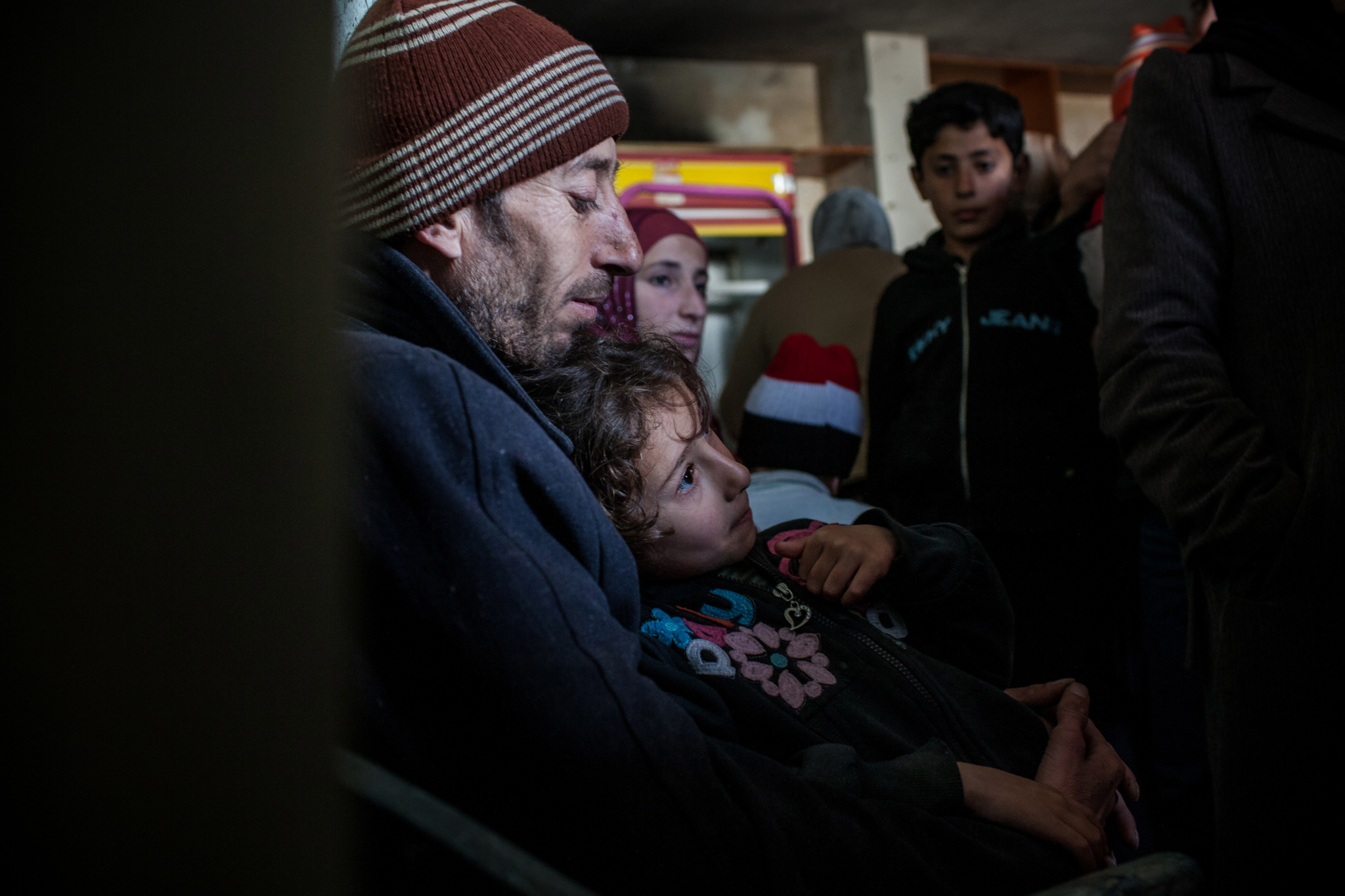 Um pai aguarda com sua filha para ser atendido por um médico na clínica móvel de MSF, no norte da Síria. De acordo com o Dr. Tharcis Zinet, essa foi a quarta sessão de atendimentos por clínica móvel promovida por MSF no mesmo vilarejo, em resposta à crescente necessidade de cuidados de saúde básicos. Até cinco meses atrás, o vilarejo era alvo de intensos bombardeios.