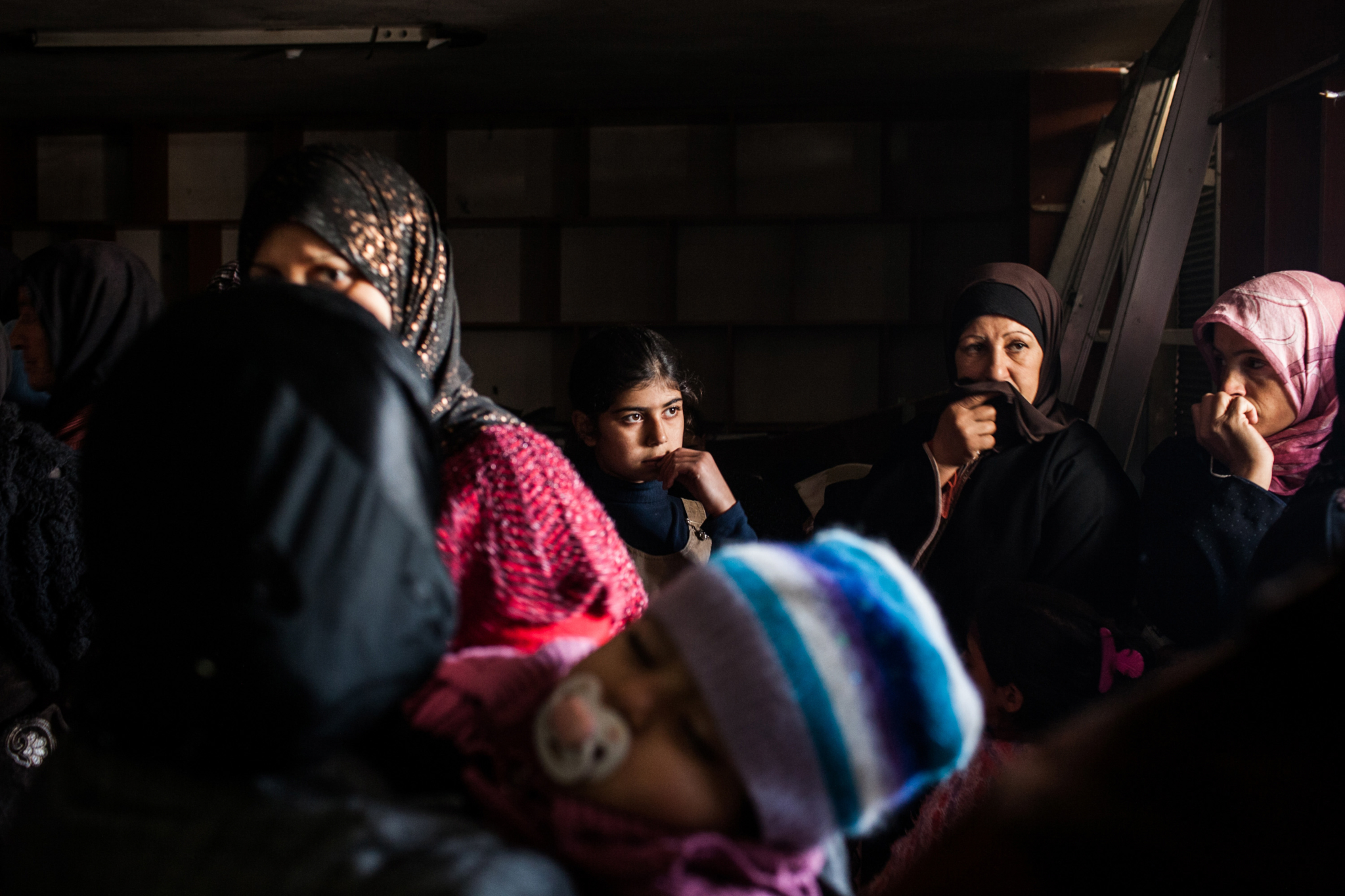 Mulheres aguardam para serem atendidas por um médico no norte da Síria. Equipes de MSF estão fornecendo cuidados de saúde emergenciais, obstétricos e gerais na Síria. De junho de 2012 a janeiro de 2013, foram realizadas mais de 10 mil consultas e mais de 900 intervenções cirúrgicas.