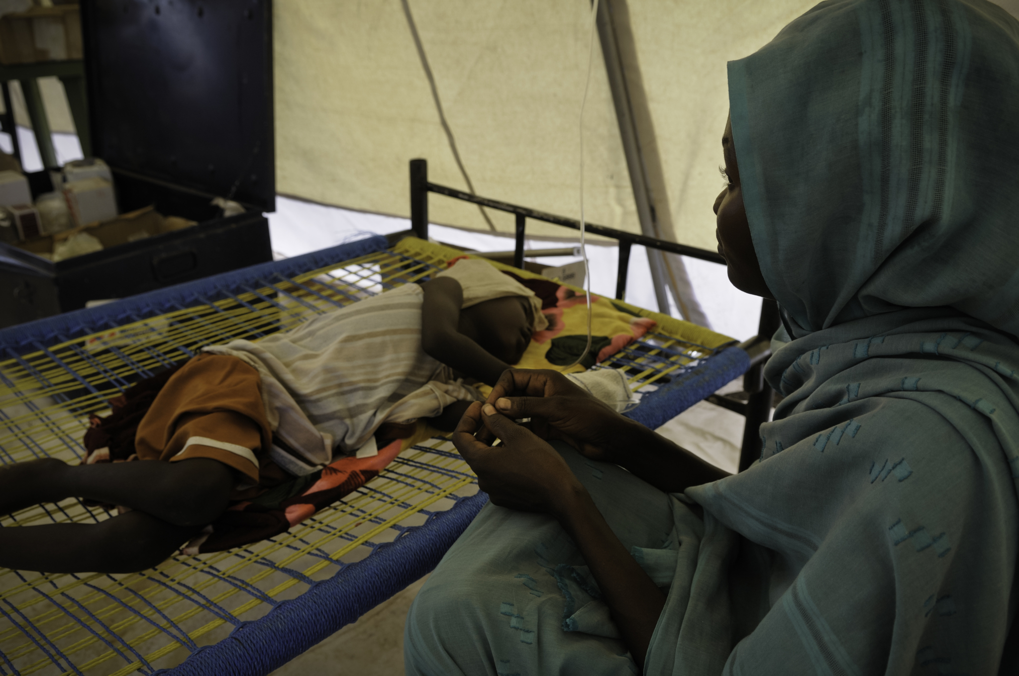 Desde novembro de 2011, MSF oferece ajuda médico-humanitária nos acampamentos de Doro e Jamam. Além da assistência médica, MSF tem clínicas móveis que percorrem a fronteira com o Sudão, onde outros milhares de refugiados estão reunidos. A organização conta com 180 toneladas de suprimentos médicos, logísticos e de abastecimento de água para trabalhar.