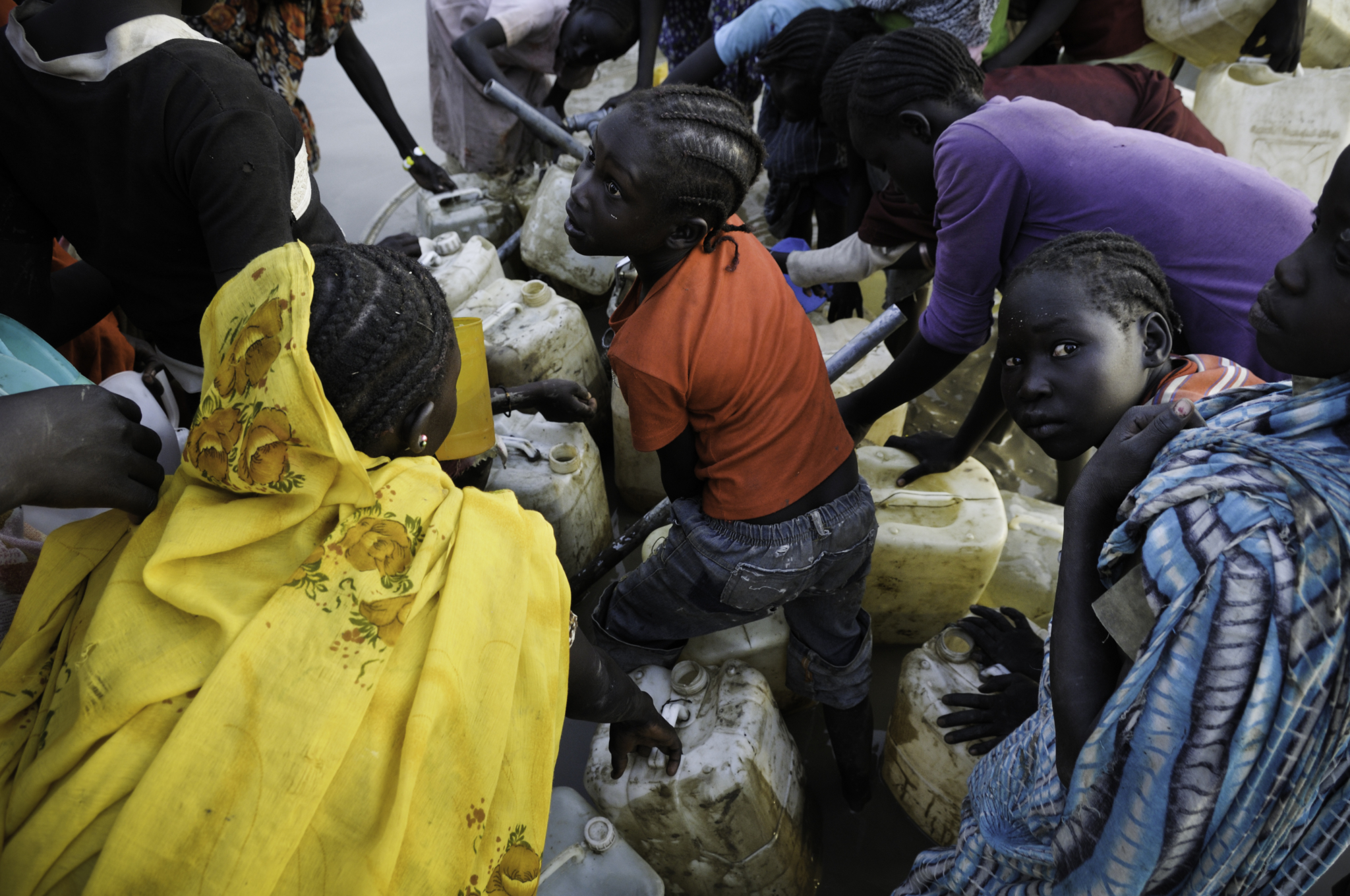 Água e alimentos são escassos na região. No momento, menos de oito litros de água potável estão sendo oferecidos para cada pessoa diariamente, um número muito abaixo do recomendado para acampamentos de refugiados, que é de 15 a 20 litros por dia. Eles precisam esperar horas para recolher água dos pontos de abastecimento. Muitos optam por ir para os pântanos próximos.