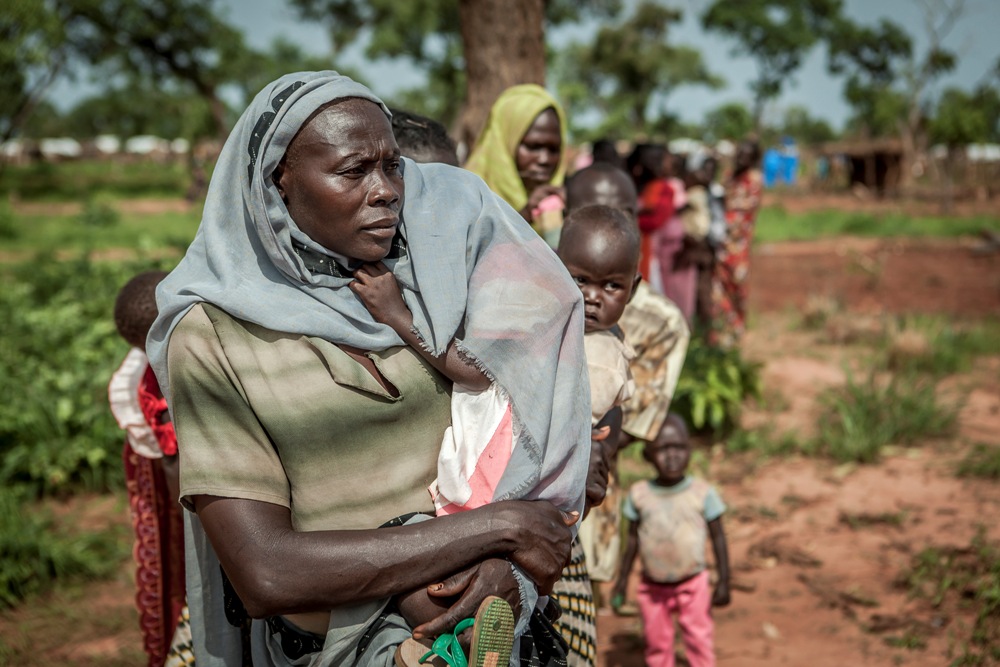 MSF ofereceu também vacinação contra a poliomielite para os residentes do acampamento e para as comunidades do entorno. A mulher e a criança da foto viviam no acampamento e vieram das Montanhas Nuba, no Kordofan do Sul, no Sudão, onde os cuidados de saúde são limitados. É comum que os refugiados movimentem-se pela fronteira sudanesa, ora para o Sudão do Sul, ora de volta para o Sudão.