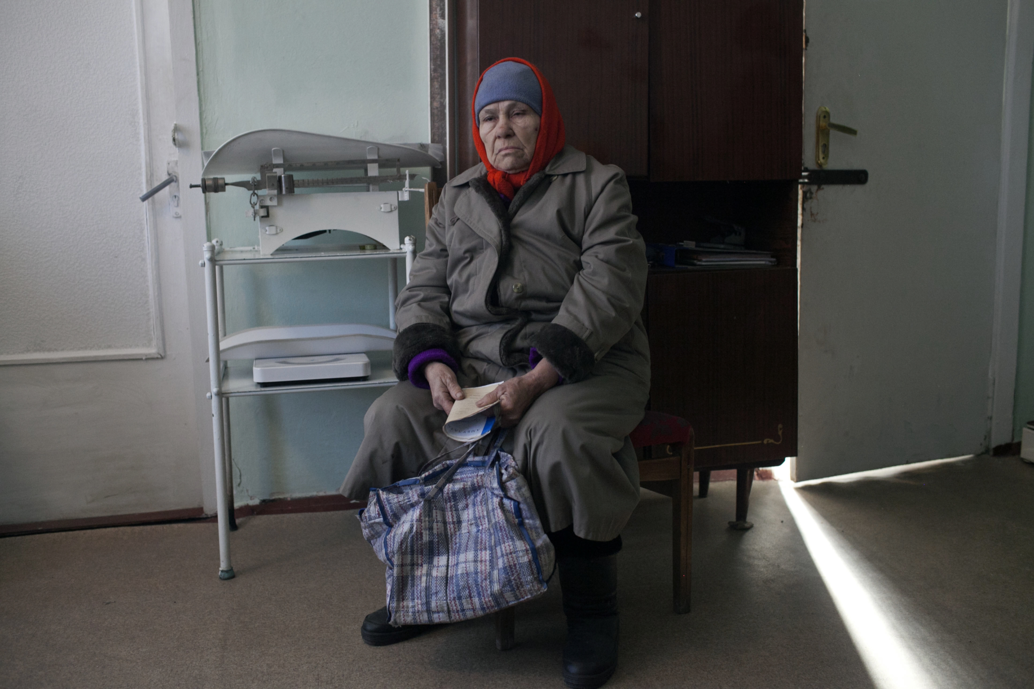 Enfermeiros montaram uma clínica improvisada em um prédio administrativo e atualmente um médico de MSF visita a instalação duas vezes por semana para oferecer consultas e medicamentos. Apenas no primeiro mês à frente das clínicas em Donetsk e Luhansk, médicos de MSF realizaram mais de 1.700 consultas, o que denota a enorme necessidade por cuidados de saúde e medicamentos nessas regiões.