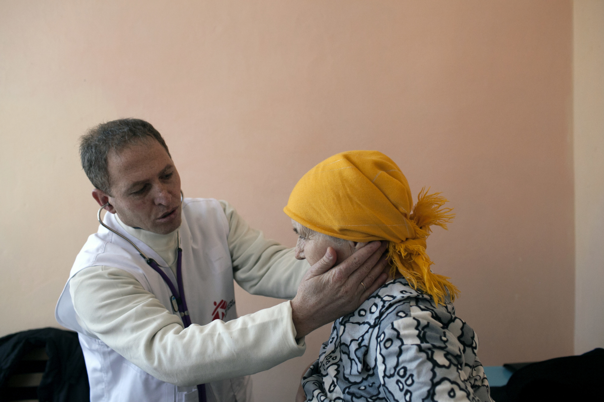 Os bancos fecharam e as pensões não têm sido pagas há muitos meses. Consultas médicas têm sido postergadas simplesmente porque as pessoas não podem arcar com os custos de transporte ou de medicamentos. Vavara colheu plantas para fazer chá e tratar sua hipertensão, já que não havia medicamentos disponíveis.