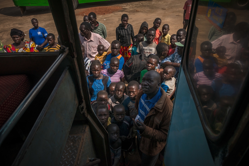 A grande maioria dos refugiados é do estado de Equatória Central, localizado entre a capital, Juba, e a fronteira com a República Democrática do Congo (RDC). Uma vez registrados, eles são abrigados em um centro de trânsito por, no máximo, 24 horas. Após esse período, eles são levados de caminhão a um acampamento.