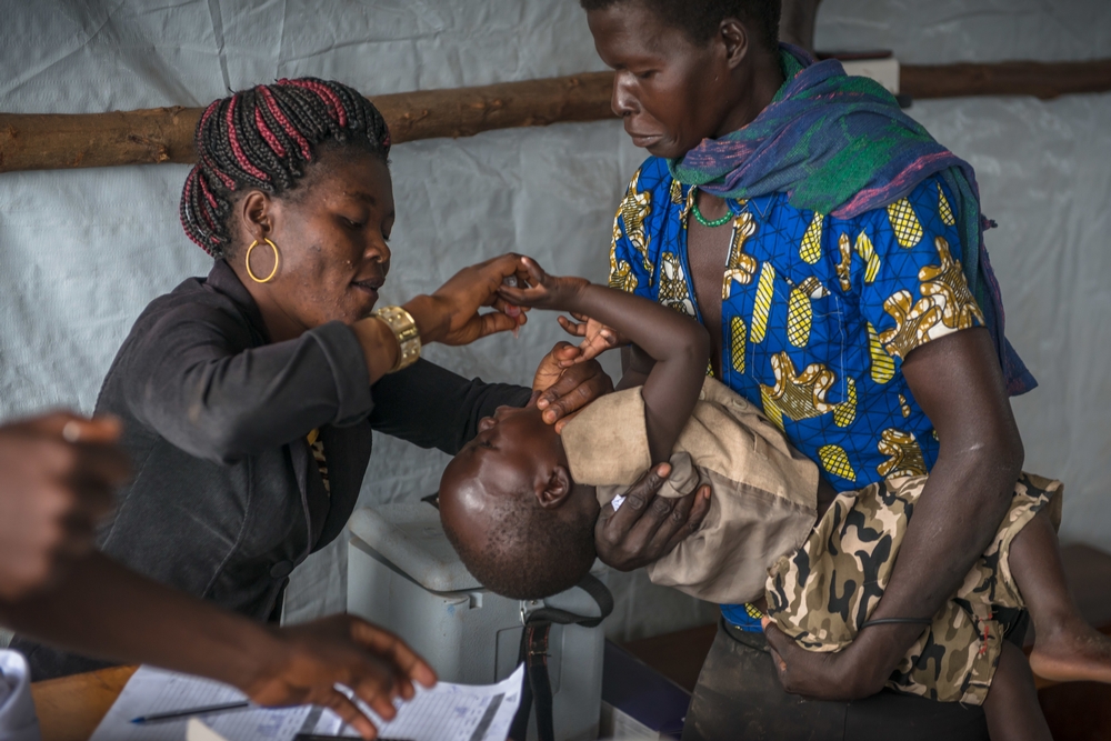 As crianças são vacinadas contra sarampo e pólio. Todos os refugiados recebem tratamento para infecções parasitárias intestinais. A maioria chega esgotada, mas em estado de saúde relativamente bom. O desafio para organizações humanitárias, como MSF, é evitar o surgimento de epidemias e assegurar o bem-estar geral da população.