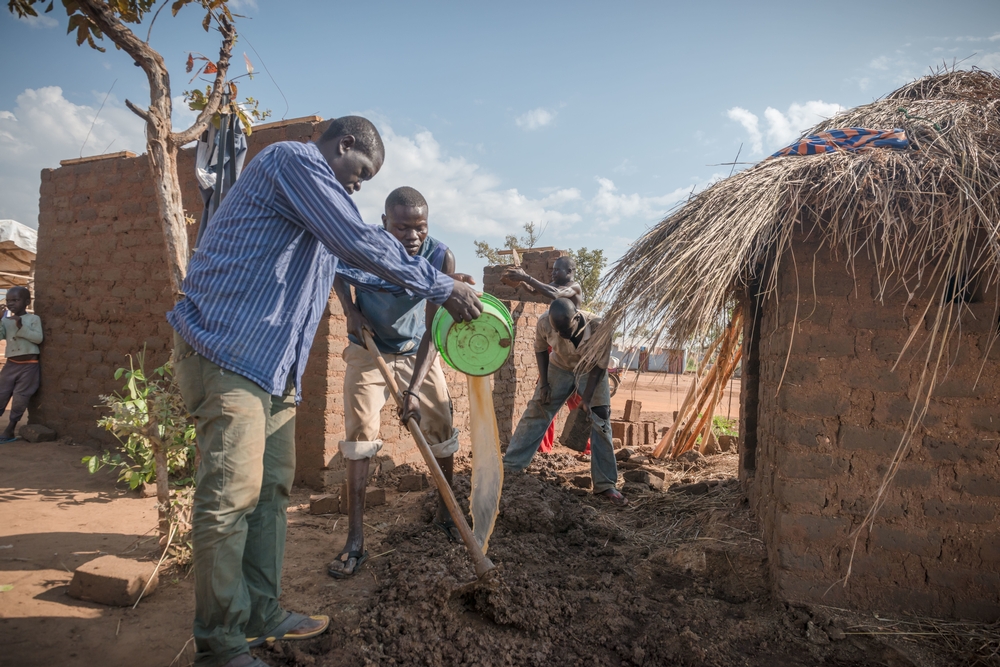 Os refugiados começaram a construir casas de barro tradicionais para substituir os abrigos temporários feitos de folhas de plástico. Muitos acreditam que terão de permanecer por lá durante anos. Por fim, os assentamentos começaram a se espalhar por uma região, até então, relativamente desabitada no norte de Uganda.