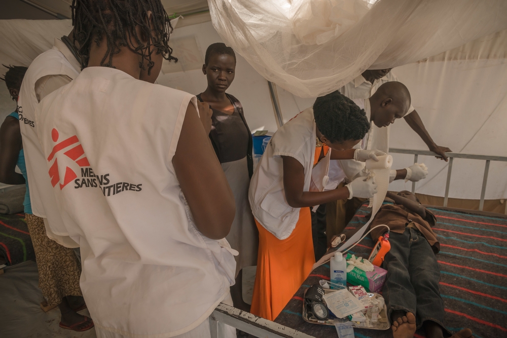 Devido ao crescimento da população, MSF iniciou a construção de um centro médico no complexo de refugiados de BidiBidi. Ali, a organização oferece assistência médica para combater as doenças mais comuns, que incluem malária e doenças diarreicas. Além disso, equipes oferecem tratamento para doenças crônicas e cuidados de saúde mental.