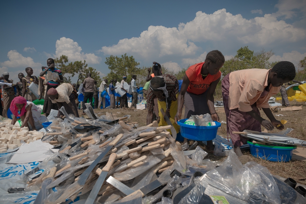 Os refugiados recebem itens de higiene e abrigo. Em geral, esas pessoas precisam abandonar o Sudão do Sul às pressas e não podem levar nenhum de seus pertences consigo. Uganda está alocando grandes terrenos abandonados no norte do país para os refugiados, que, por sua vez, já estão cortando árvores para construir cabanas.