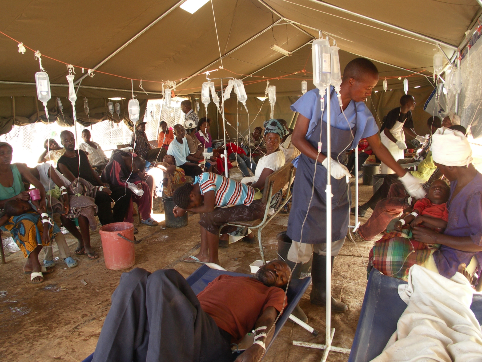 MSF montou um Centro de Tratamento de Cólera (CTC), na cidade de Chegutu. O cenário encontrado era desolador. Apenas em dezembro registrou-se 650 infectados por cólera, dos quais 74 morreram.