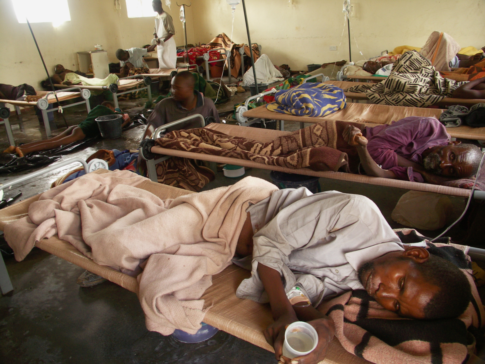 Pacientes recebendo tratamento oral e reidratação intravenosa no já superlotado Centro de Tratamento de Cólera de MSF em Kadoma.