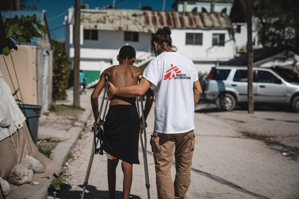 Um paciente do Hospital Imaculada Conceição recebe tratamento de um fisioterapeuta de MSF, após ferimentos sofridos no terremoto de 14 de agosto. Les Cayes, Haiti, setembro de 2021.