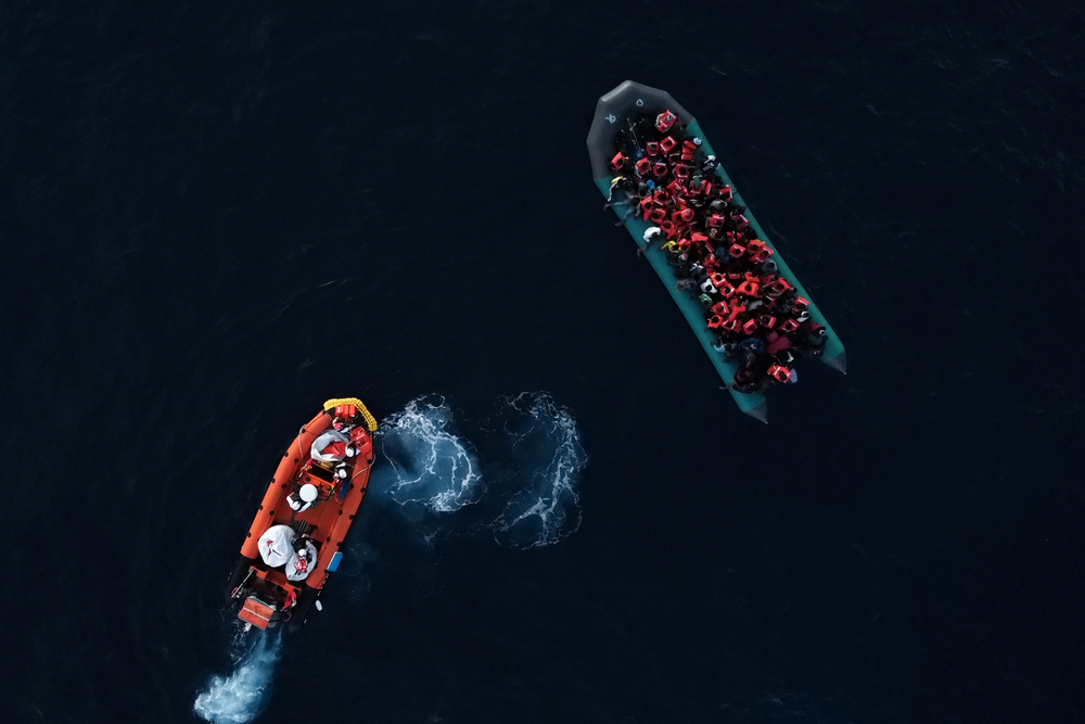 Uma equipe de MSF do navio de busca e salvamento Geo Barents chegam a um barco de borracha com 95 pessoas a bordo, pouco antes de ser interceptado pela Guarda Costeira Líbia. As equipes de MSF chegaram a tempo para realizar o resgate com segurança. Mediterrâneo Central, outubro de 2021.