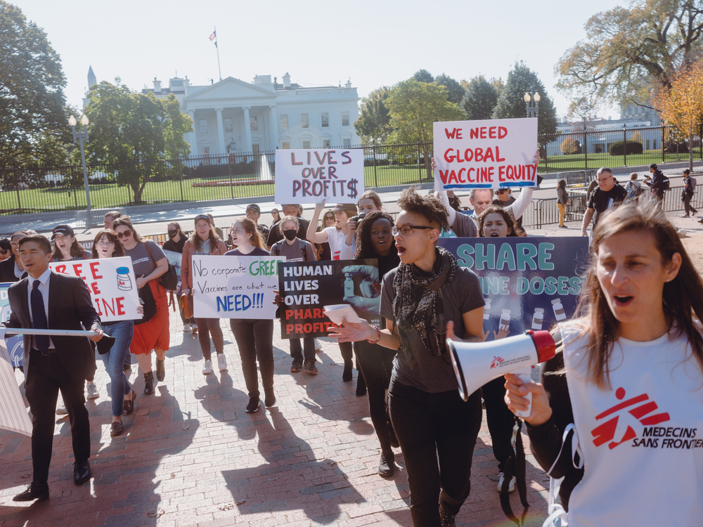 Profissionais e apoiadores de MSF se manifestam em frente à Casa Branca, pedindo à administração Biden que faça mais para garantir a equidade global de vacinas da COVID-19. Washington DC, Estados Unidos da América, novembro de 2021.