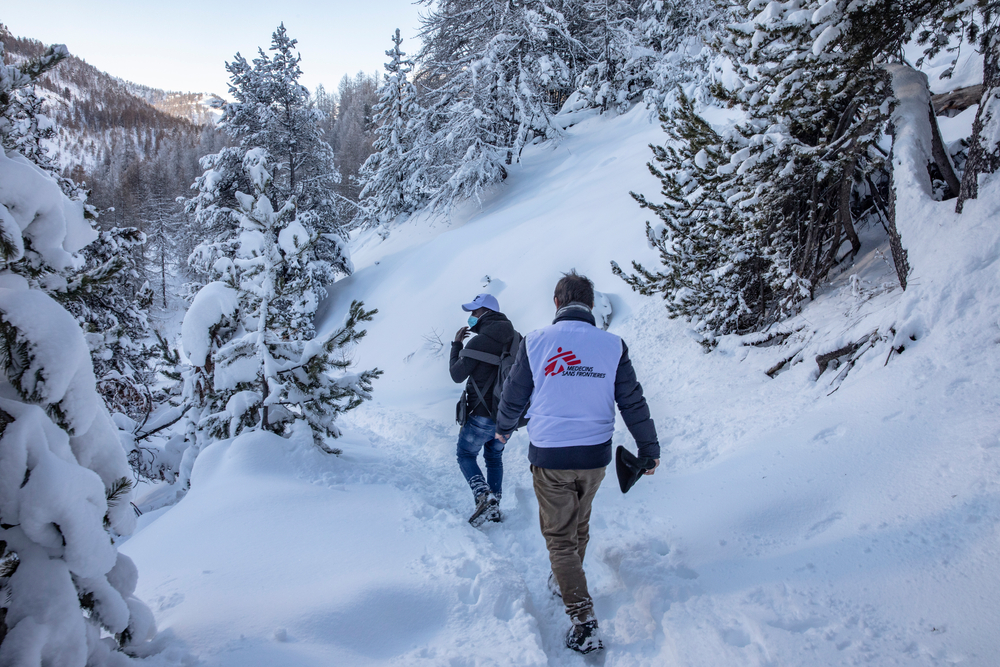 Equipe de MSF percorre parte da trilha coberta de neve nas montanhas a noroeste de Turim, usada por pessoas que procuram atravessar da Itália para a França. As equipes de MSF monitoram a situação e fornecem apoio a uma série de organizações voluntárias que apoiam os migrantes que fazem a viagem ao longo da trilha. Itália, dezembro de 2020.