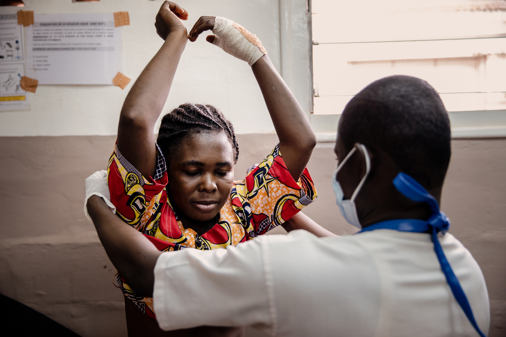 França, uma mulher ferida no peito por uma bala perdida durante um ataque em Bangui, é atendida pela equipe médica de MSF para trocar seu curativo e verificar o seu ferimento. Bangui, República Centro-Africana, Fevereiro, 2021.
