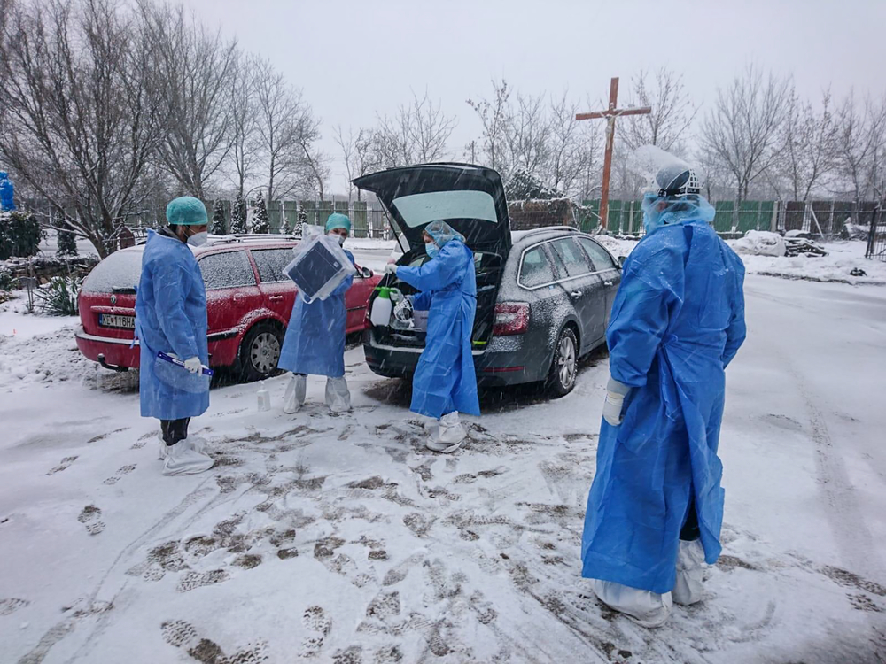 Uma equipe móvel de MSF, incluindo profissionais médicos e não-médicos, descarrega equipamentos para fornecer treinamento às equipes que trabalham em um asilo sobre como evitar a propagação da COVID-19. Eslováquia, março de 2021.