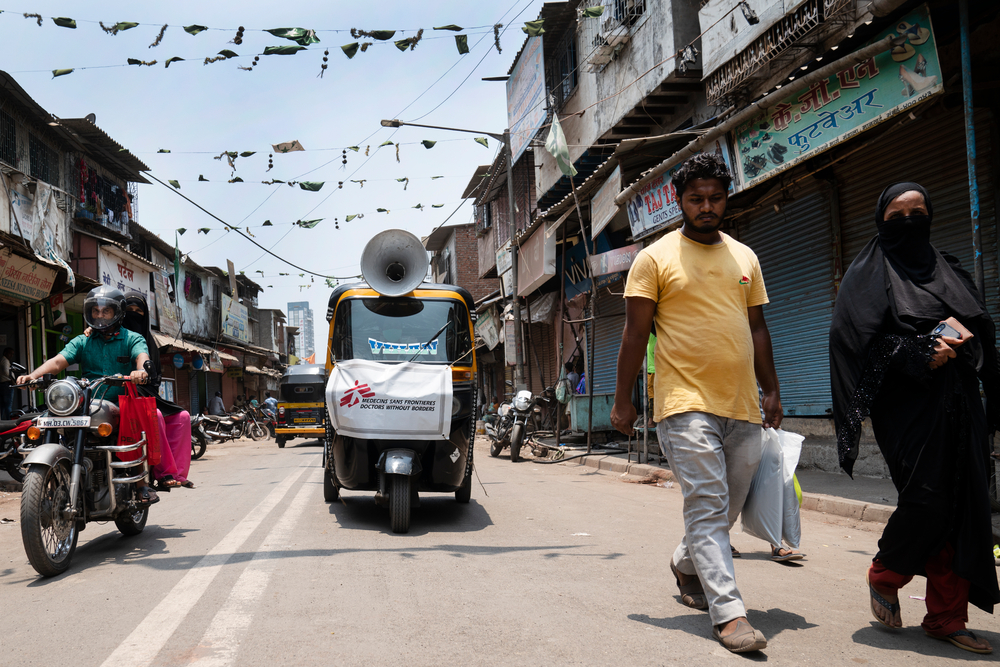 Um tuk-tuk usado por MSF para divulgar mensagens de promoção da saúde sobre como evitar os riscos da COVID-19 pelas ruas do distrito de Mumbai, ala leste. Índia, maio de 2021.