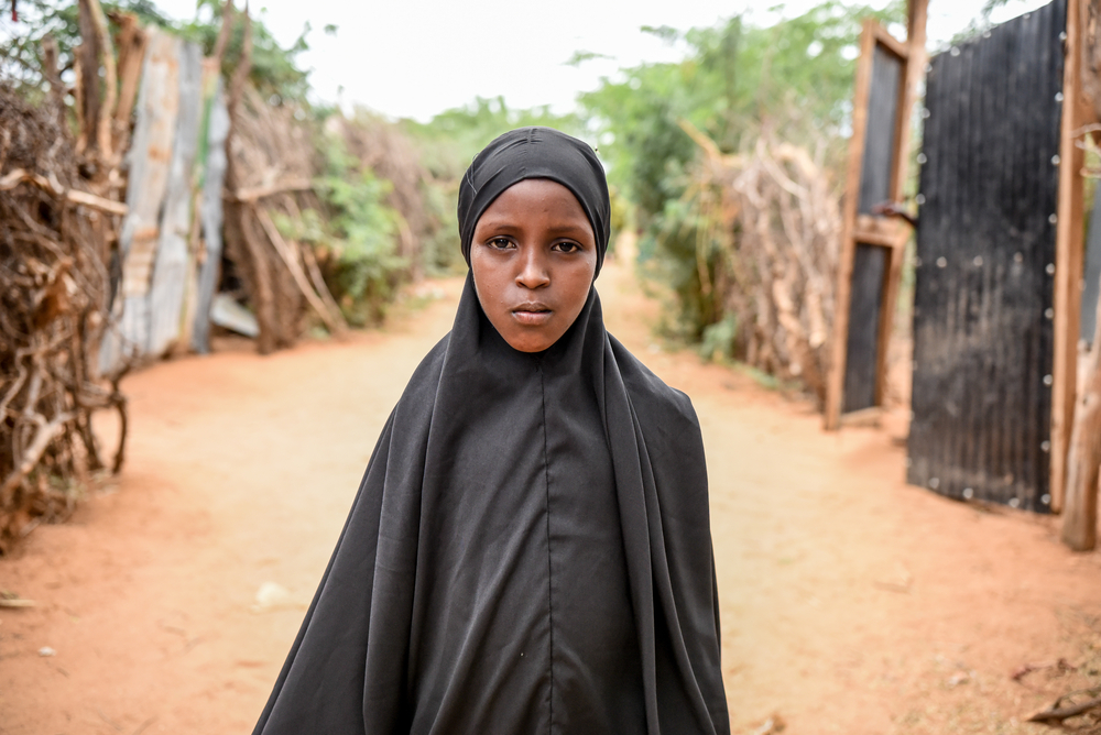 Habiba, de dez anos, vive com Diabetes Tipo 1 e precisa injetar insulina duas vezes por dia. Ela foi instruída por MSF sobre como administrar o medicamento e leva sua insulina para casa, armazenando-a em um refrigerador portátil. Acampamento de refugiados Dadaab, Quênia, maio de 2021.