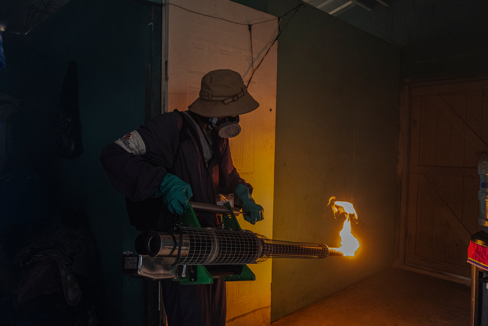 Um membro da equipe MSF pulveriza para controle de pragas, na comunidade de Juan Orlando Hernandez de Choloma. Honduras, abril de 2021.