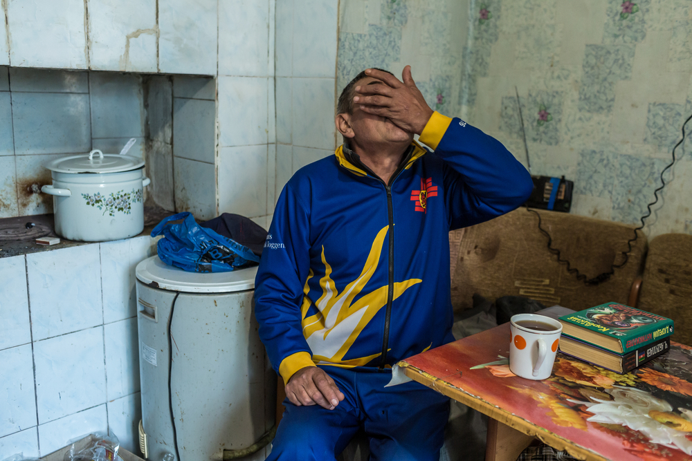 Vitalii, ingere os comprimidos para tratar a tuberculose resistente a medicamentos (DR-TB), em sua casa no vilarejo de Chudniv. Região de Zhytomyr, Ucrânia, junho de 2021.