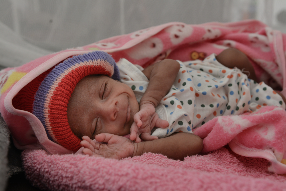 O bebê Dawit nasceu prematuro, pesando apenas 1,2 quilos. Sua mãe, Mebruit, deu à luz a Dawit na maternidade de MSF no acampamento Al-Tanideba. Sudão, julho de 2021.