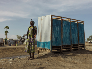 Elizabeth Nyaruon Thon é a líder comunitária do acampamento de deslocados internos de Bentiu. Ela está apreensiva com as terríveis condições de água e saneamento no acampamento que estão resultando em surtos de doenças, como a hepatite E. "A higiene e o saneamento aqui não é nada bom. Há moscas por toda parte porque os sanitários não são adequados. Precisamos muito de novos banheiros", disse Elizabeth. Sudão do Sul, abril de 2022.