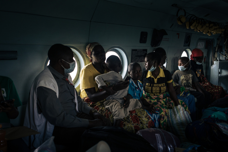Pacientes e suas famílias dentro do helicóptero da ONU. Após ataques em Drodo, esse transporte se tornou o único meio de encaminhar pessoas a hospitais que oferecem cuidados mais avançados.      Foto: Alexis Hughet, República Democrática do Congo, dezembro de 2021.