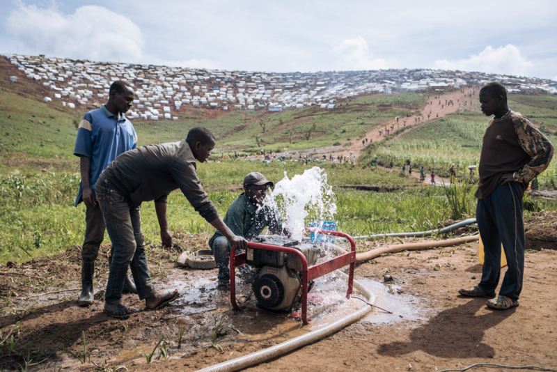 Equipes de MSF testam uma bomba de água como parte de uma tentativa de fornecer água potável e saneamento às pessoas deslocadas no acampamento de Rhoe. Foto: Alexis Hughet, República Democrática do Congo, dezembro de 2021.