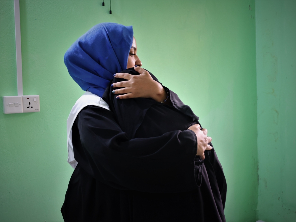 Um membro da equipe de saúde mental de MSF conforta uma paciente na cidade de Hajjah, Iêmen. Lá, MSF oferece cuidados psicossociais às pessoas afetadas pela guerra em curso no país há mais de sete anos.  Foto: Jinane Saad/MSF, Iêmen, setembro de 2022.