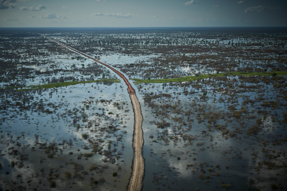 Vista aérea de uma estrada e diques de até 2,5 metros de altura e 5 de largura que estão sendo construídos pela ONU em Bentiu. A inundação em Bentiu se estende por 80 quilômetros.      Foto: Christina Simons, Sudão do Sul, agosto de 2022.