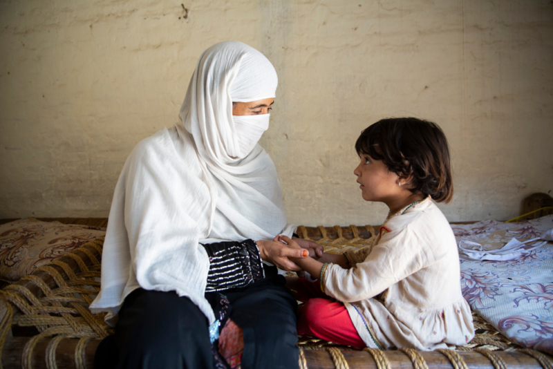 Gulnaz  viajou com sua filha para a casa de seus parentes em Peshawar para receber tratamento para leishmaniose cutânea, uma doença parasitária cujo tratamento não está disponível no Paquistão. Foto: Saiyna Bashir, Paquistão, maio de 2022.