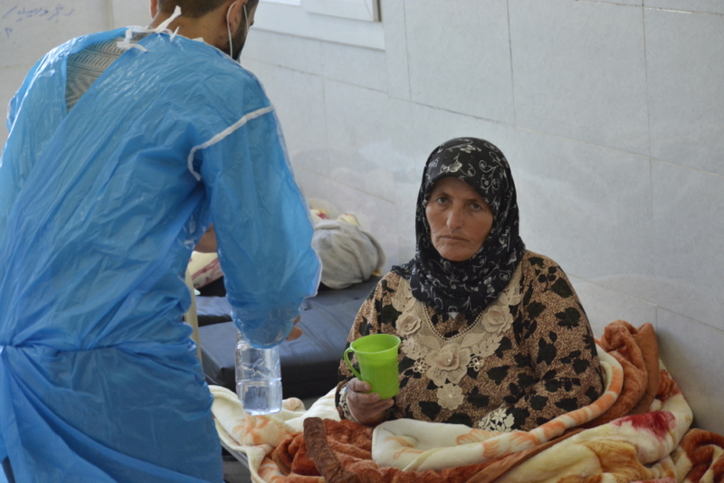 Fatina foi tratada no novo Centro de Tratamento de Cólera apoiado por MSF em Raqqa, nordeste da Síria. 3 de novembro de 2022. Foto: Azad Mourad/MSF