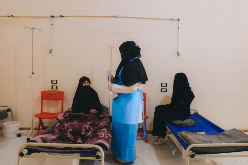 Um profissional de saúde checando a condição de uma paciente com cólera no Centro de Tratamento de Cólera apoiado por MSF na província de Idlib, noroeste da Síria. 1º de novembro de 2022. Foto: Abd Almajed Alkarh/MSF