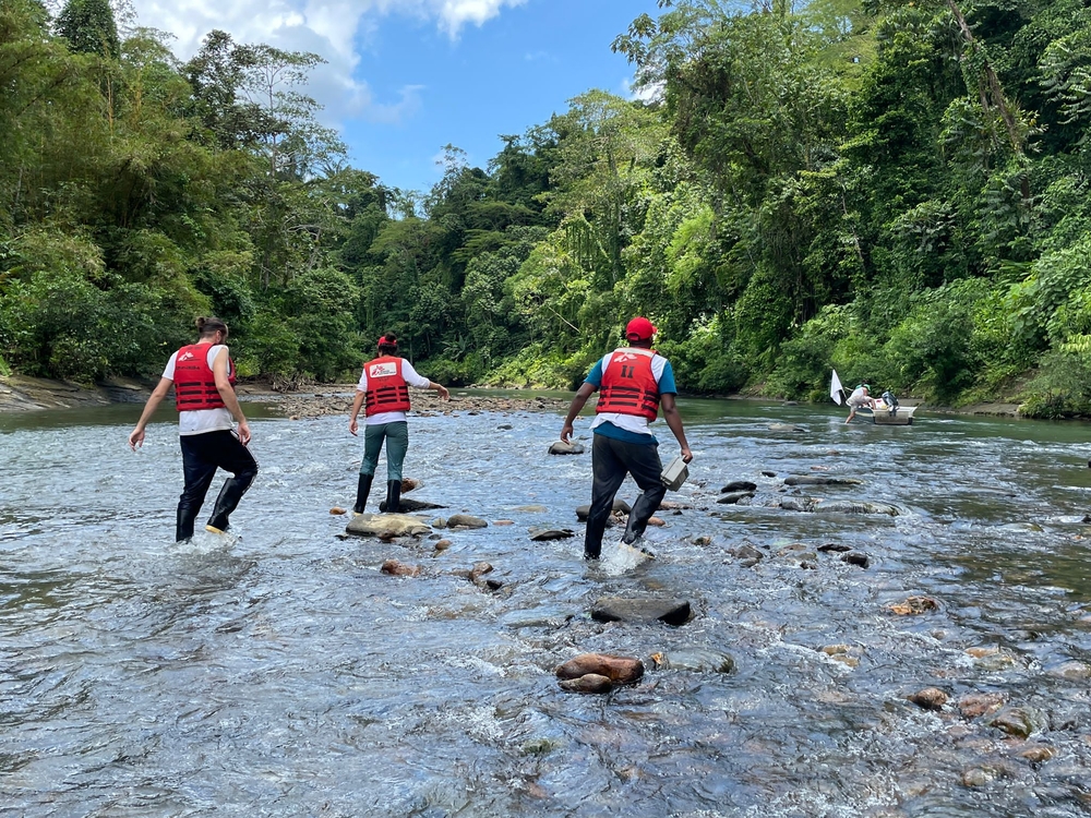 Equipes de MSF atravessam o rio Baudó, a caminho do atendimento a comunidades locais, que enfrentam dificuldades de acesso a alimentos, assim como questões de saúde mental.      Foto: Santiago Valenzuela/MSF, Colômbia, novembro de 2022.