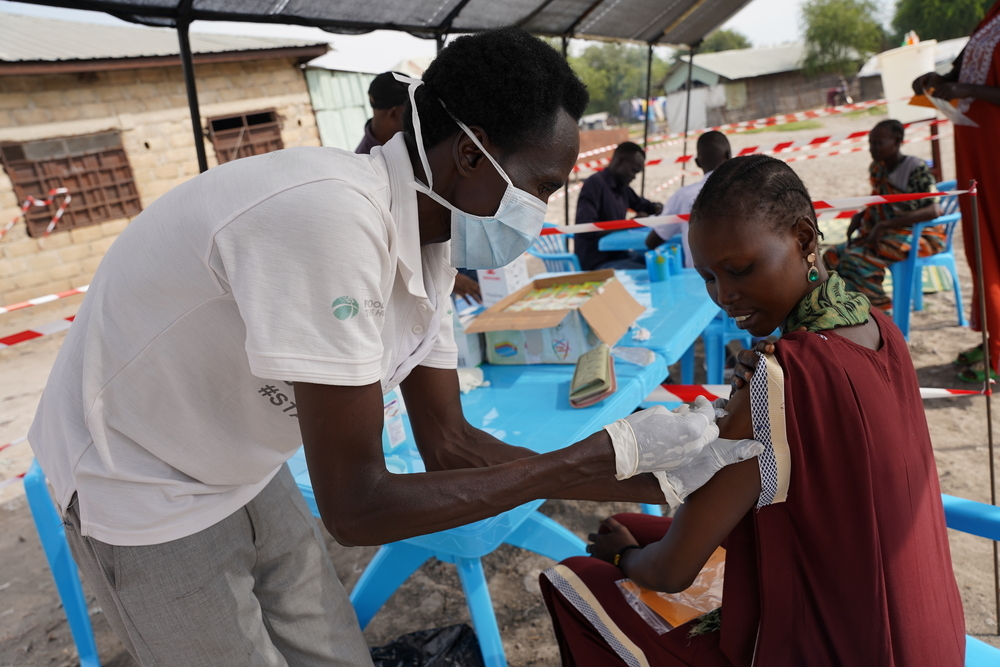 MSF staff administers the hepatitis E vaccine
