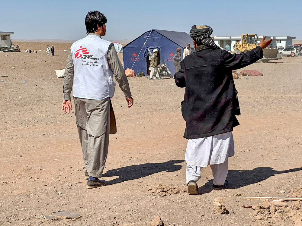 Profissional de MSF em Herat, no Afeganistão, após terremoto. © MSF