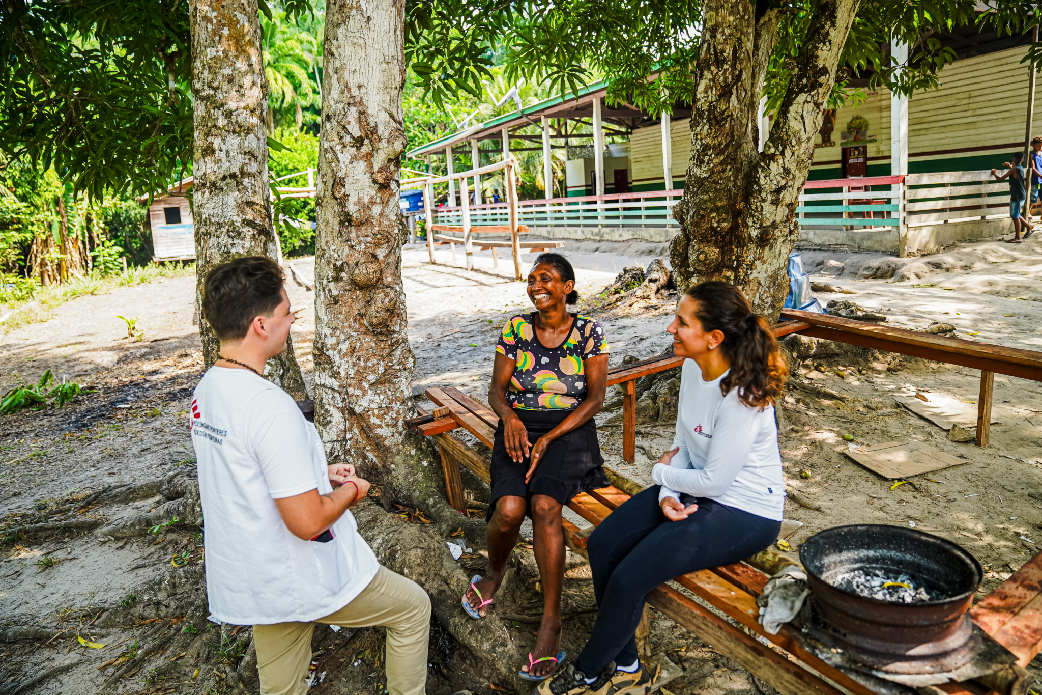 Maria Dinalva, liderança quilombola e parteira na comunidade Remanescente de Quilombo São Tomé de Tauçu, na zona rural de Portel (Pará), conversa com profissionais de MSF sobre o engajamento com a comunidade. © Diego Klein/MSF, Brasil, novembro de 2023.