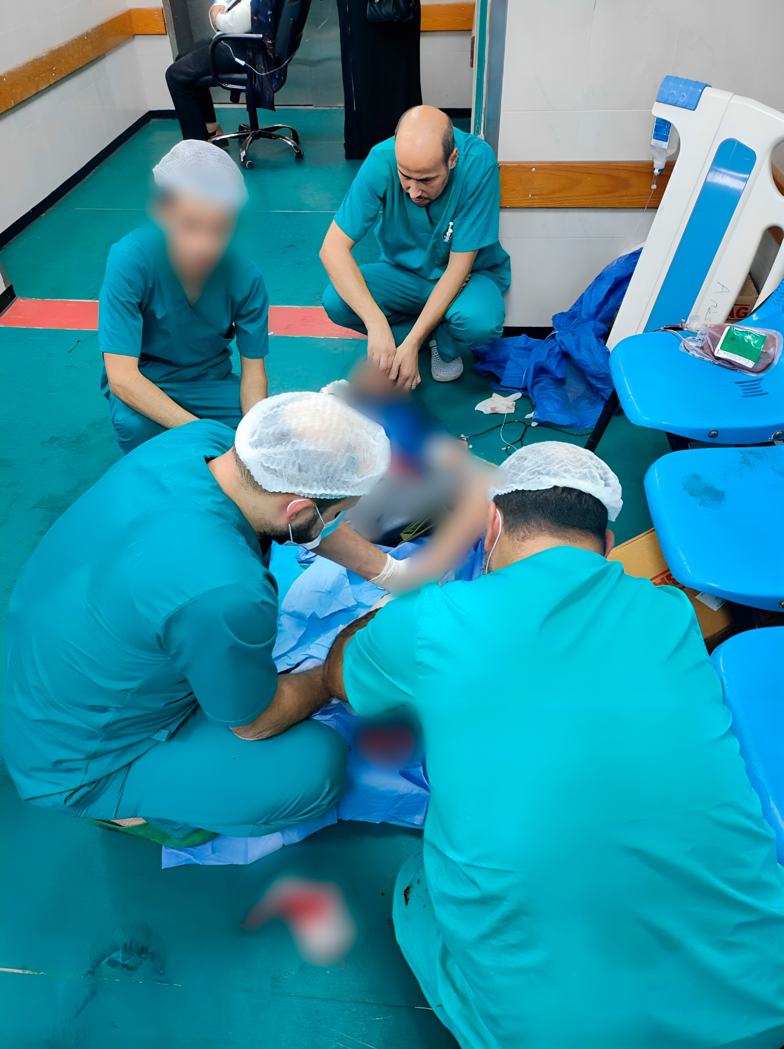 Médicos de MSF precisaram amputar o pé de um menino no chão do hospital Al-Shifa, usando anestesia mínima, já que as instalações médicas e a equipe começaram a ficar sem suprimentos por causa do cerco a Gaza. © MSF, Gaza, outubro de 2023.