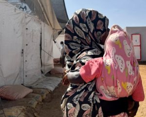 Sobrevivente de violência sexual, de 22 anos, atendida por MSF após fugir da violência em Darfur do Norte, no Sudão.
