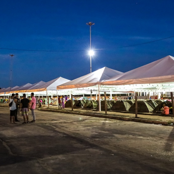 Área atrás da rodoviária de Boa Vista, onde os migrantes venezuelanos – que não estão em abrigos ou em outro tipo de habitação – ficam à noite. Eles têm permissão para acessar este local todos os dias no final da tarde e devem deixá-lo no dia seguinte às 6h da manhã.