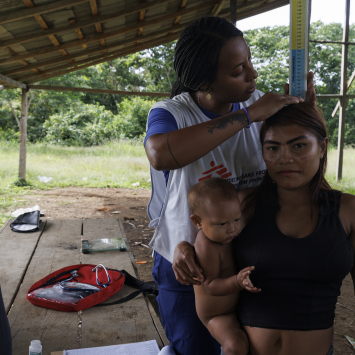 Beatriz Marcelino durante trabalho com MSF na Terra Indígena Yanomami, em Roraima. ©Diego Baravelli/MSF