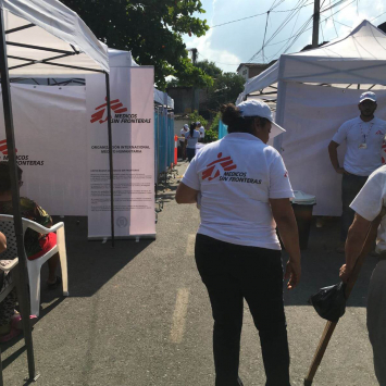 Um café com canela em frente aos muchachos