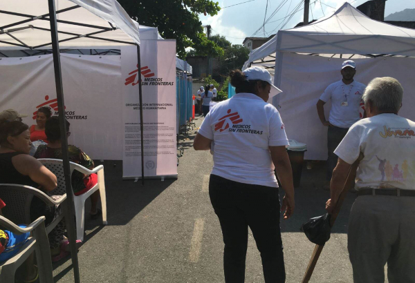Um café com canela em frente aos muchachos