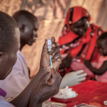 2014-07-18-Vacinacao-Uganda-MSF-MSF140075