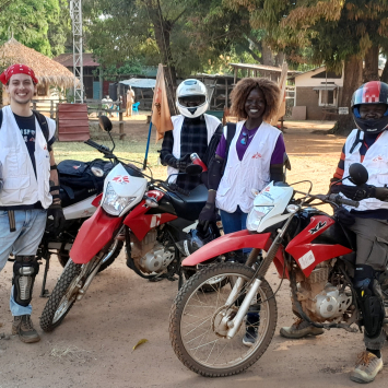 Felipe (segundo da esquerda para a direita) e seus colegas de trabalho em MSF, após visita a vilarejos para entrega de suprimentos e supervisão de profissionais comunitários de saúde em Logo, no Sudão do Sul. ©Arquivo pessoal